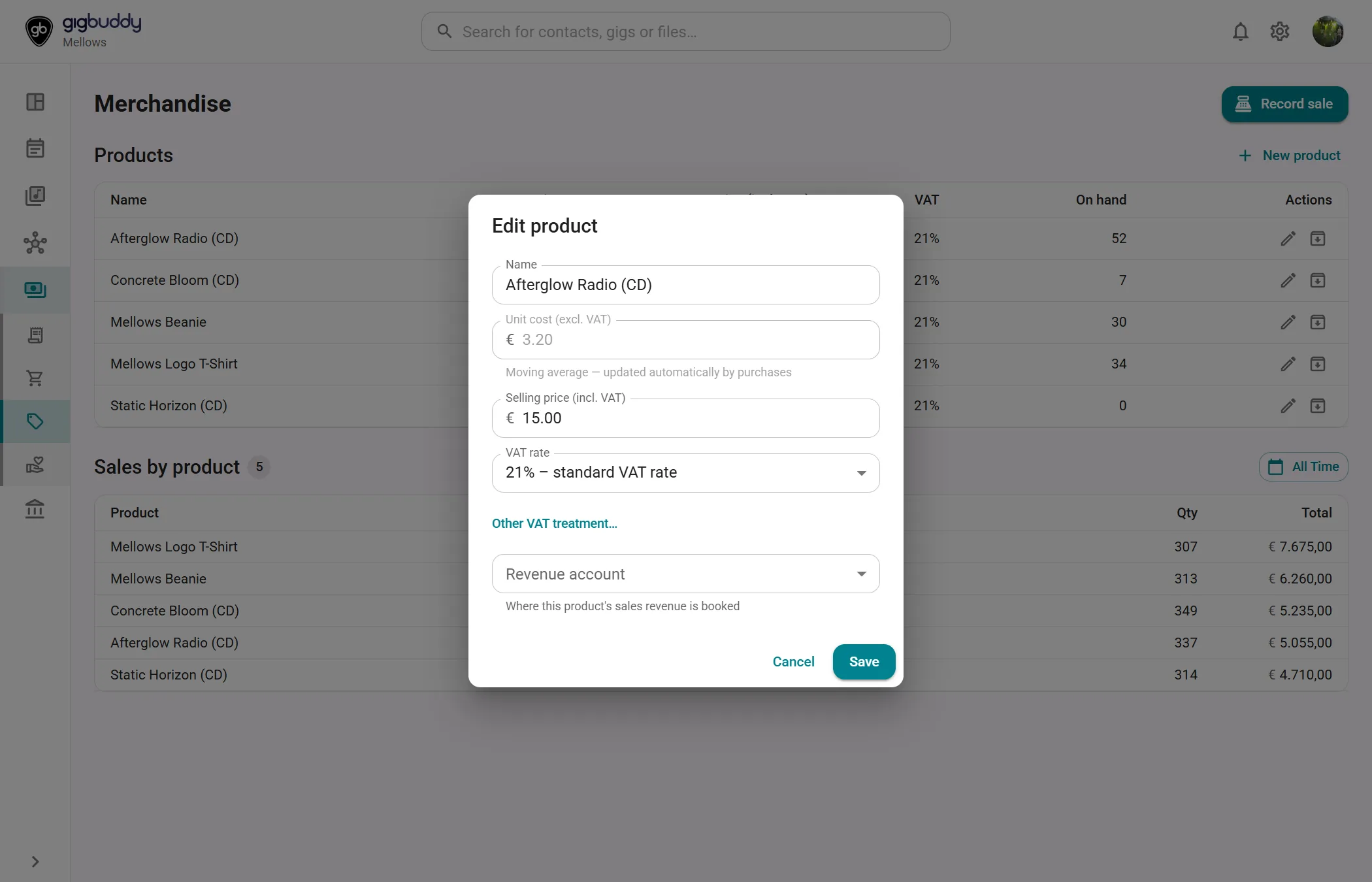 De pagina Merchandise met de producttabel, de knop Verkoop registreren en het venster Product bewerken open, met de velden Naam, Inkoopprijs, Verkoopprijs, Btw-tarief en Opbrengstrekening.